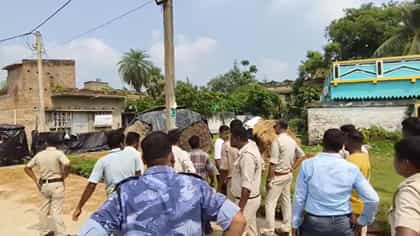 হাইকোর্টের নির্দেশে ১৭ বছর পর নানুরে গিয়েও ঘরেফেরা হল না ওঁদের!