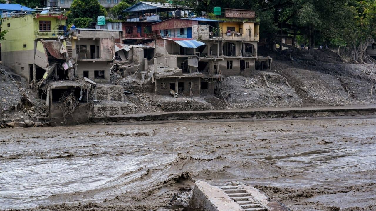 Nepal floods: নেপালে মৃতের সংখ্যা হাজার ছাড়াল, নতুন সতর্কতা জারি
