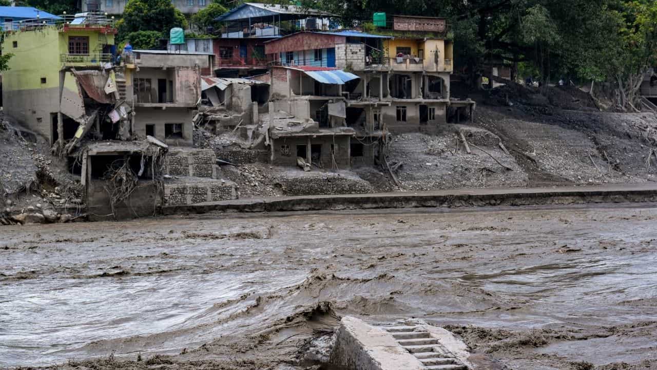 Nepal floods: নেপালে মৃতের সংখ্যা হাজার ছাড়াল, নতুন সতর্কতা জারি Nepal floods: নেপালে মৃতের সংখ্যা হাজার ছাড়াল, নতুন সতর্কতা জারি