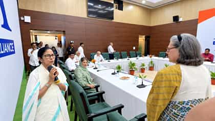 মমতা-অভিষেকের গাড়ি ঢুকতেই সরে গেলেন রাহুল-সনিয়া, তারপর কী হল?