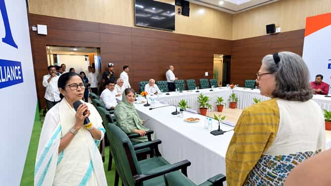 মমতা-অভিষেকের গাড়ি ঢুকতেই সরে গেলেন রাহুল-সনিয়া, তারপর কী হল?