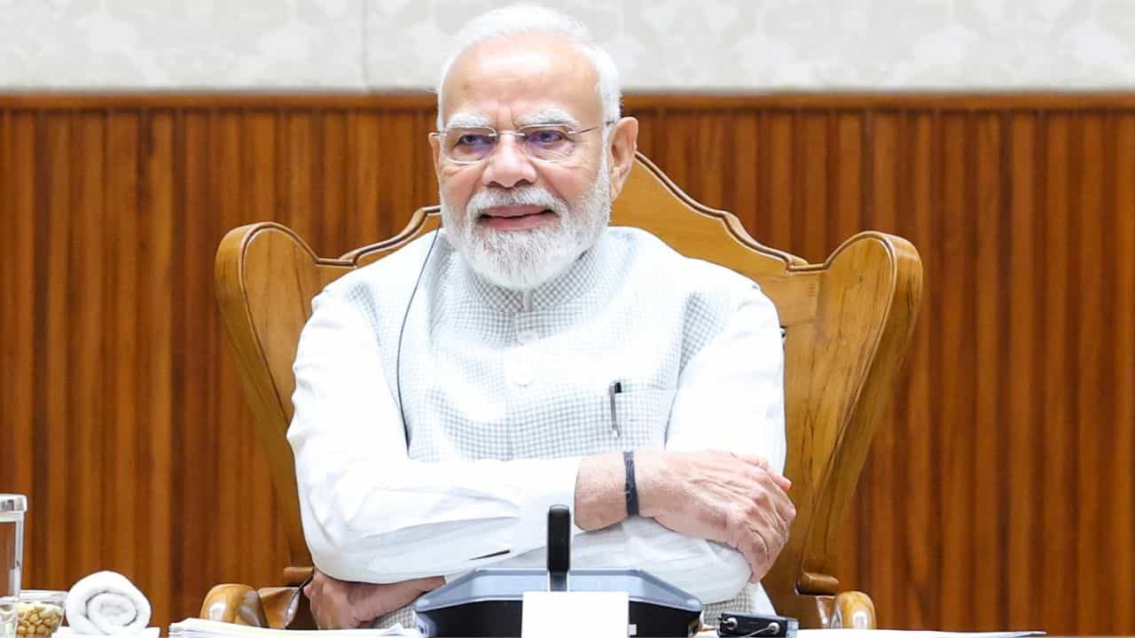 PM Narendra Modi Food Habit: ৭৬-এ পা দিয়েও সুপার ফিট! সুস্থ থাকতে প্রধানমন্ত্রী মোদী প্রতিদিন কী খান, জানেন? PM Narendra Modi Food Habit: ৭৬-এ পা দিয়েও সুপার ফিট! সুস্থ থাকতে প্রধানমন্ত্রী মোদী প্রতিদিন কী খান, জানেন?