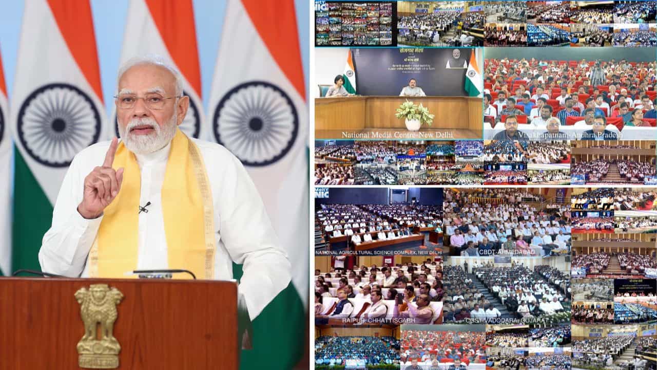 PM Modi Rojgar Mela: ৫১ হাজার যুবক-যুবতীর হাতে চাকরি তুলে দিলেন প্রধানমন্ত্রী মোদী, মনে করালেন মা-বাবার পরিশ্রমের কথাও PM Modi Rojgar Mela: ৫১ হাজার যুবক-যুবতীর হাতে চাকরি তুলে দিলেন প্রধানমন্ত্রী মোদী, মনে করালেন মা-বাবার পরিশ্রমের কথাও