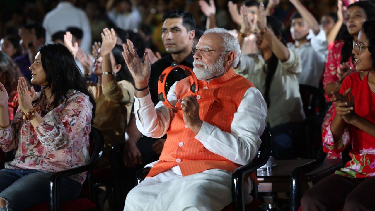 PM Modi: দীনদয়াল উপাধ্যায়ের জন্মবার্ষিকীতে তরুণ প্রজন্মের সঙ্গে ‘ভজন ক্লাবিং’-য়ে মাতলেন মোদী