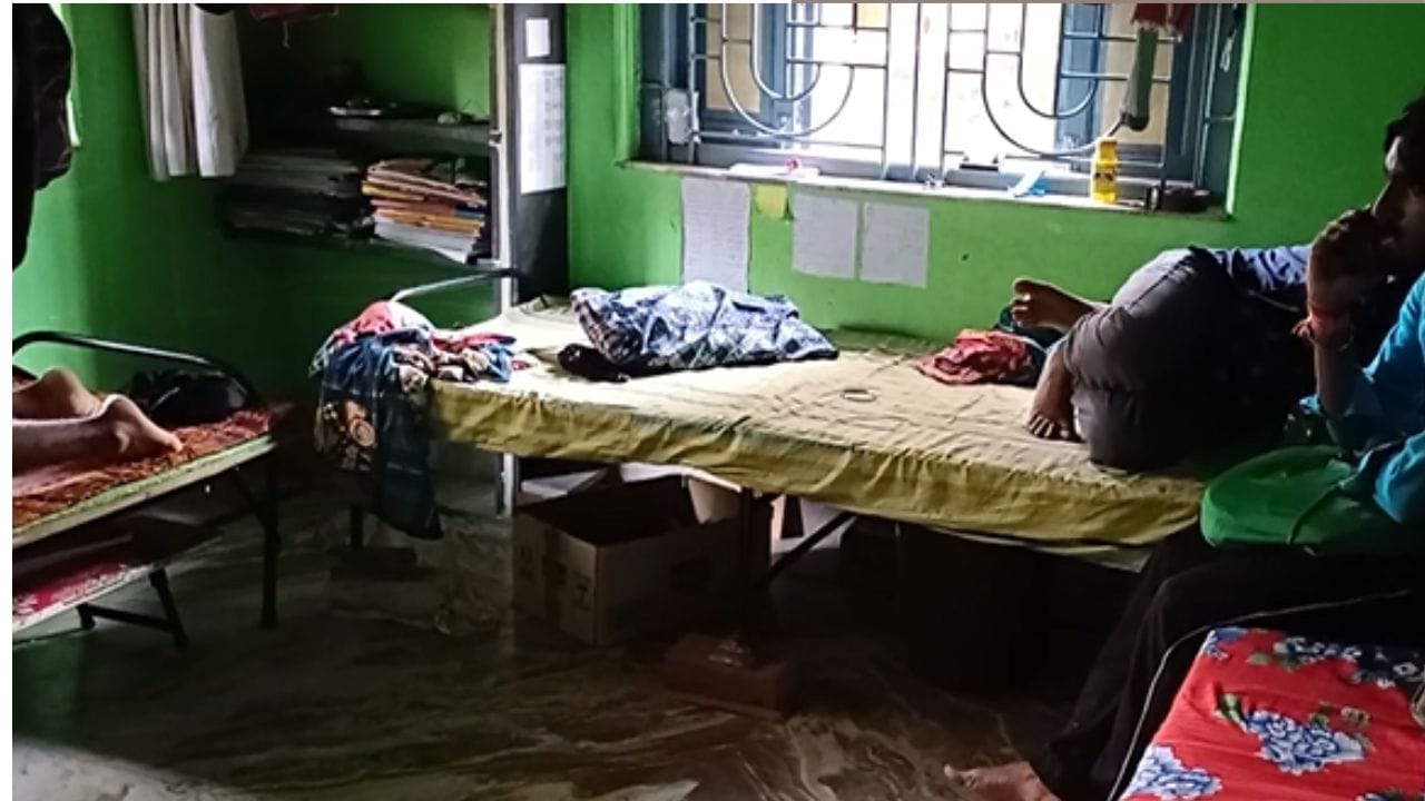 Purulia:  প্রেমিকাকে ফাঁকা মেসে ডাকে কলেজপড়ুয়া, ঘরের মেঝেতে ফোঁটা পড়ে থাকতে দেখেই সন্দেহ বাকিদের ! মেসবাড়ির ভয়ঙ্কর রহস্যের পর্দাফাঁস