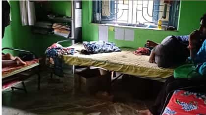 ঘরের মেঝেতে ফোঁটা পড়ে থাকতে দেখেই সন্দেহ বাকিদের ! মেসবাড়ির ভয়ঙ্কর