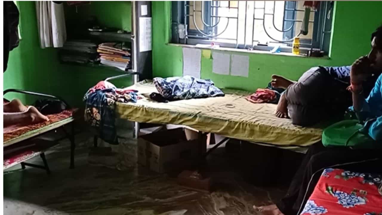 Purulia: প্রেমিকাকে ফাঁকা মেসে ডাকে কলেজপড়ুয়া, ঘরের মেঝেতে ফোঁটা পড়ে থাকতে দেখেই সন্দেহ বাকিদের ! মেসবাড়ির ভয়ঙ্কর রহস্যের পর্দাফাঁস Purulia: প্রেমিকাকে ফাঁকা মেসে ডাকে কলেজপড়ুয়া, ঘরের মেঝেতে ফোঁটা পড়ে থাকতে দেখেই সন্দেহ বাকিদের ! মেসবাড়ির ভয়ঙ্কর রহস্যের পর্দাফাঁস