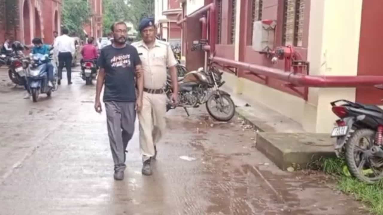 Bangladesh: পাসপোর্ট বানিয়ে বাংলাদেশে পালানোর ভাবনা, গ্রেফতার বাংলাদেশি Bangladesh: পাসপোর্ট বানিয়ে বাংলাদেশে পালানোর ভাবনা, গ্রেফতার বাংলাদেশি