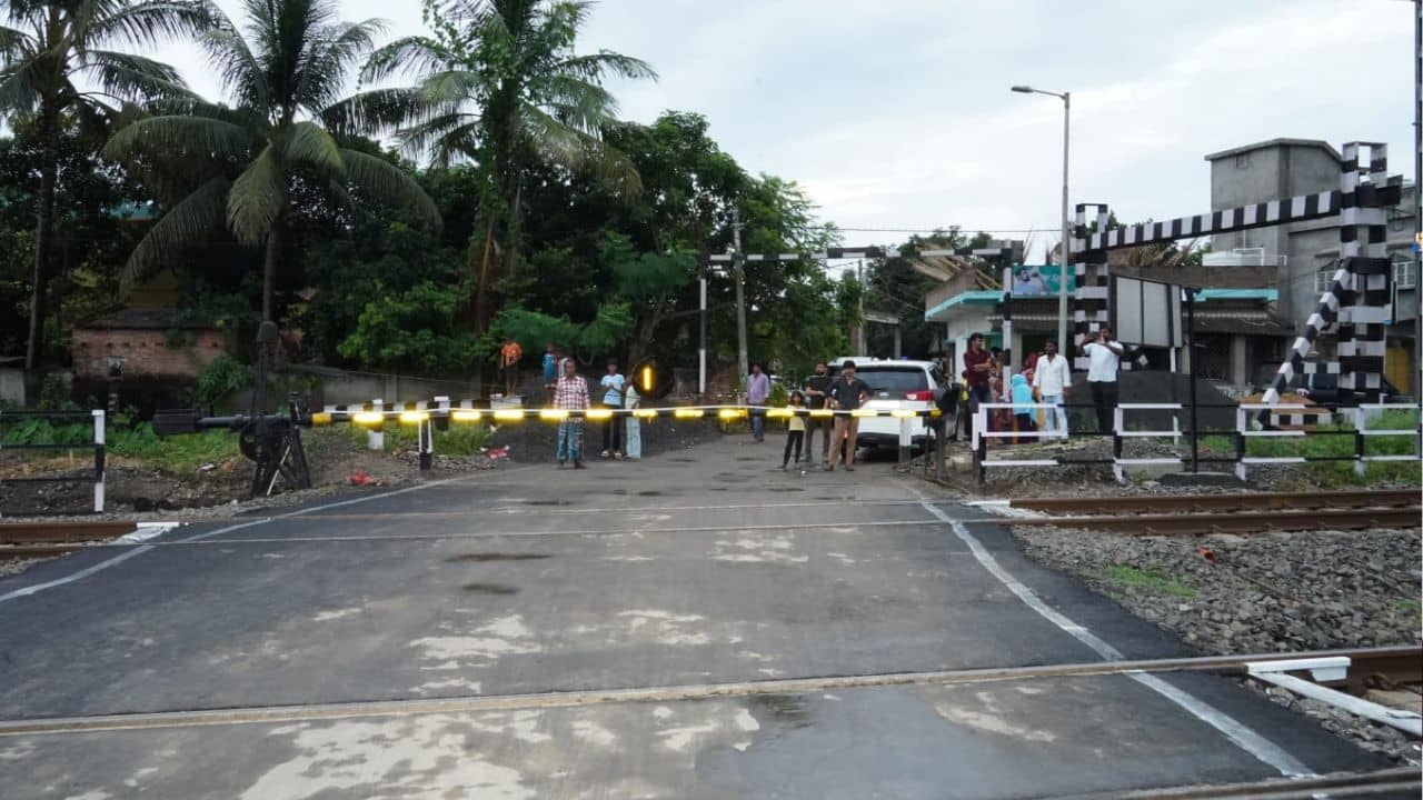 Murshidabad Railway Crossing: কর্ণ-সুবর্ণে পুলকারে ট্রেনের ধাক্কা থেকে শিক্ষা, তিনটি ক্রসিংয়ে বসল অত্যাধুনিক রেলগেট