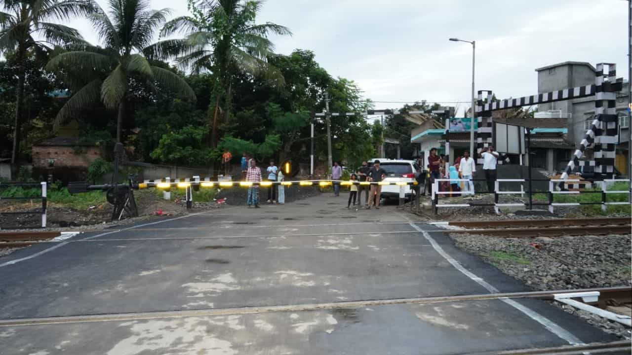 Murshidabad Railway Crossing: কর্ণ-সুবর্ণে পুলকারে ট্রেনের ধাক্কা থেকে শিক্ষা, তিনটি ক্রসিংয়ে বসল অত্যাধুনিক রেলগেট Murshidabad Railway Crossing: কর্ণ-সুবর্ণে পুলকারে ট্রেনের ধাক্কা থেকে শিক্ষা, তিনটি ক্রসিংয়ে বসল অত্যাধুনিক রেলগেট