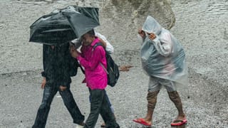 West Bengal Weather Update: বাঙালির প্রিয় পর্যটনকেন্দ্রে রেড অ্যালার্ট, চরম ভারী বৃষ্টিতে ভাসবে একের পর এক জেলা, জানুন লেটেস্ট আপডেট