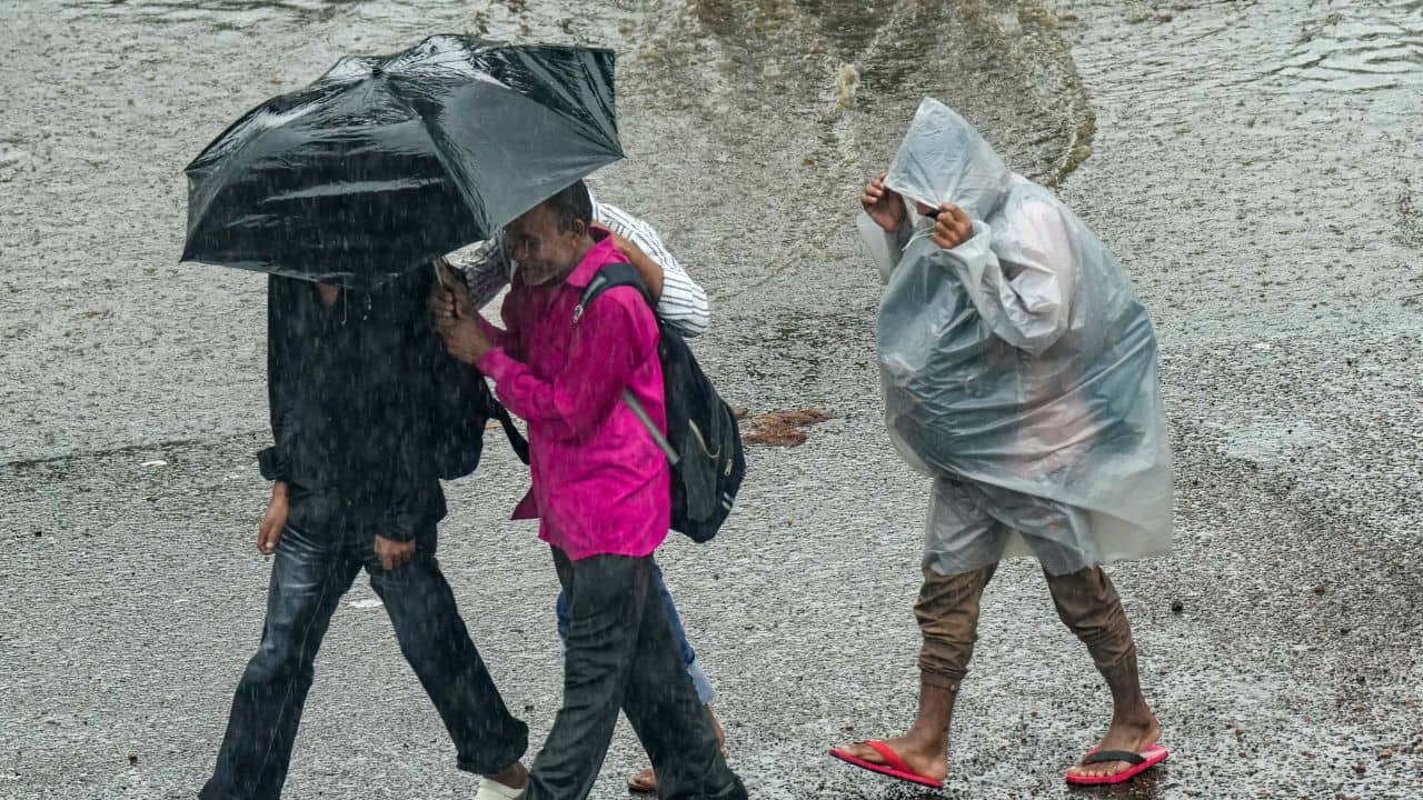 West Bengal Weather Update: বাঙালির প্রিয় পর্যটনকেন্দ্রে রেড অ্যালার্ট, চরম ভারী বৃষ্টিতে ভাসবে একের পর এক জেলা, জানুন লেটেস্ট আপডেট