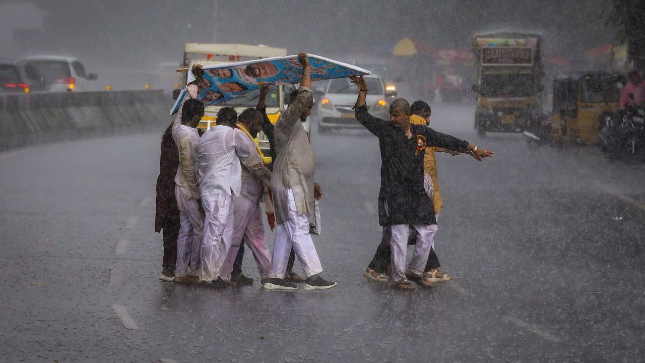 West Bengal Weather Update: দুর্গাপুজোর আগেই নিম্নচাপের ফাঁড়া, সেপ্টেম্বরের শেষেই ডুববে বাংলা? সতর্ক করল হাওয়া অফিস