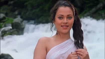 কোন কায়দায় ঝরনার নীচে ভেজা আঁচলে শরীর ঢেকেছিলেন মন্দিকিনী?
