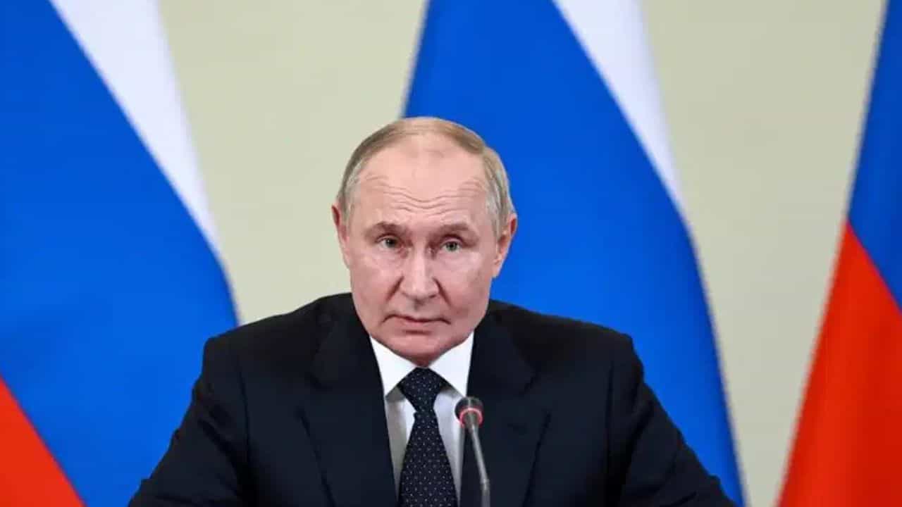 Russian Duma election: ভোটে 'না থেকেও' রইলেন পুতিন, জয়ের পর ইউক্রেন নীতি নিয়েও বড় বার্তা দিলেন Russian Duma election: ভোটে 'না থেকেও' রইলেন পুতিন, জয়ের পর ইউক্রেন নীতি নিয়েও বড় বার্তা দিলেন