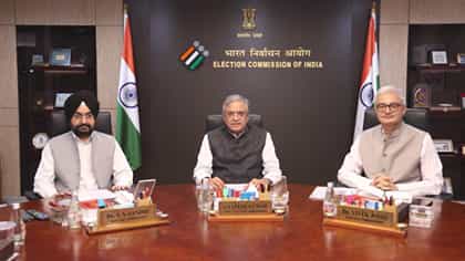 বিতর্কের আবহে ঐক্যবদ্ধ কমিশনের ফুল বেঞ্চ, SIR নিয়ে বড় সিদ্ধান্ত
