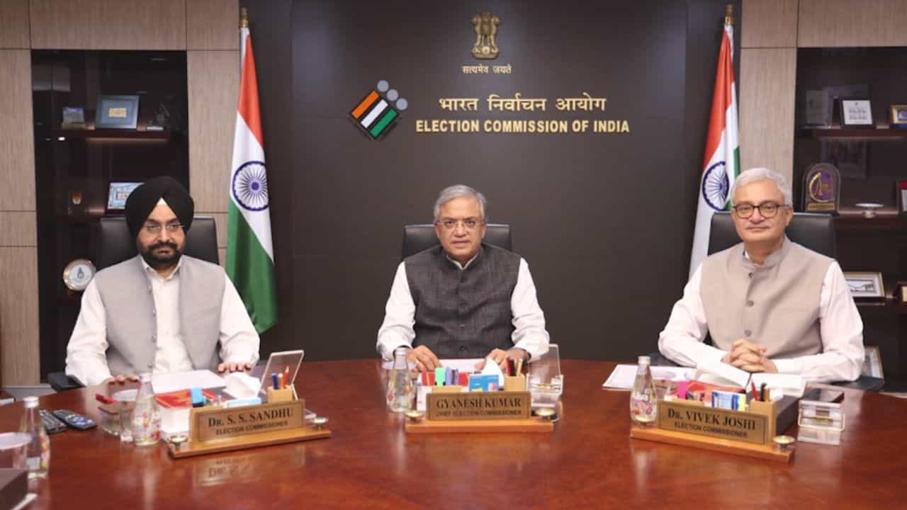 ECI on SIR: বিতর্কের আবহেই ঐক্যবদ্ধ কমিশনের ফুল বেঞ্চ, SIR নিয়ে বড় সিদ্ধান্ত ECI on SIR: বিতর্কের আবহেই ঐক্যবদ্ধ কমিশনের ফুল বেঞ্চ, SIR নিয়ে বড় সিদ্ধান্ত