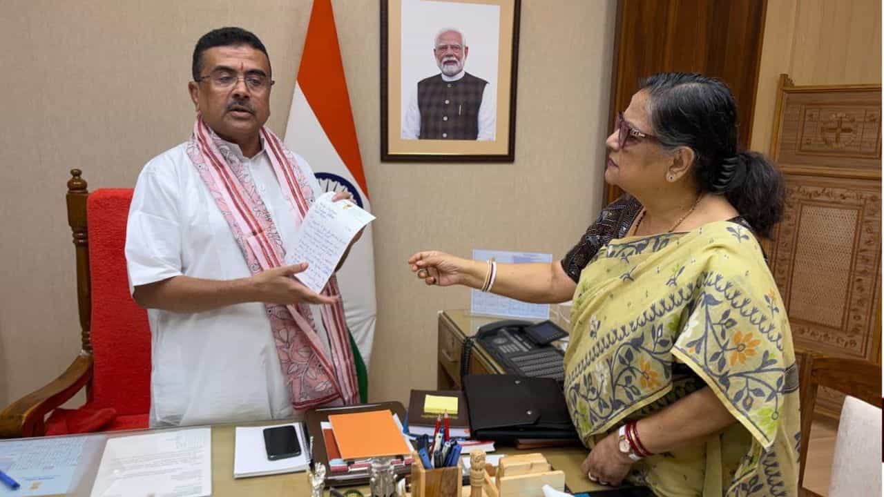 Suvendu Adhikari-Kakali Ghosh Dastidar: হাতে দিলেন একটা কাগজ, মুখ্যমন্ত্রীর সঙ্গে হঠাৎ দেখা করলেন কাকলি, কী লেখা ওই কাগজে? Suvendu Adhikari-Kakali Ghosh Dastidar: হাতে দিলেন একটা কাগজ, মুখ্যমন্ত্রীর সঙ্গে হঠাৎ দেখা করলেন কাকলি, কী লেখা ওই কাগজে?