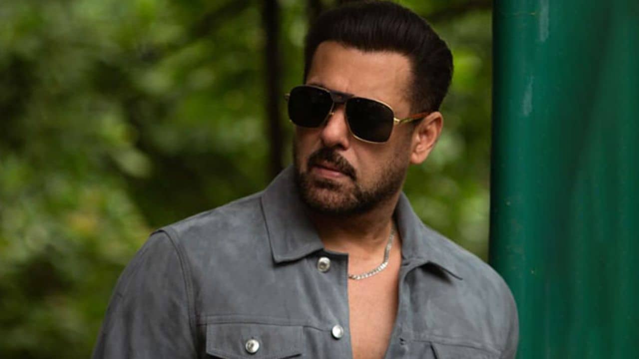 Salman Khans Car: সলমনের গাড়ির চাকার তলায় খুদে ভক্তর পা! ভিড়ের মধ্যে কী ঘটালেন ভাইজান?