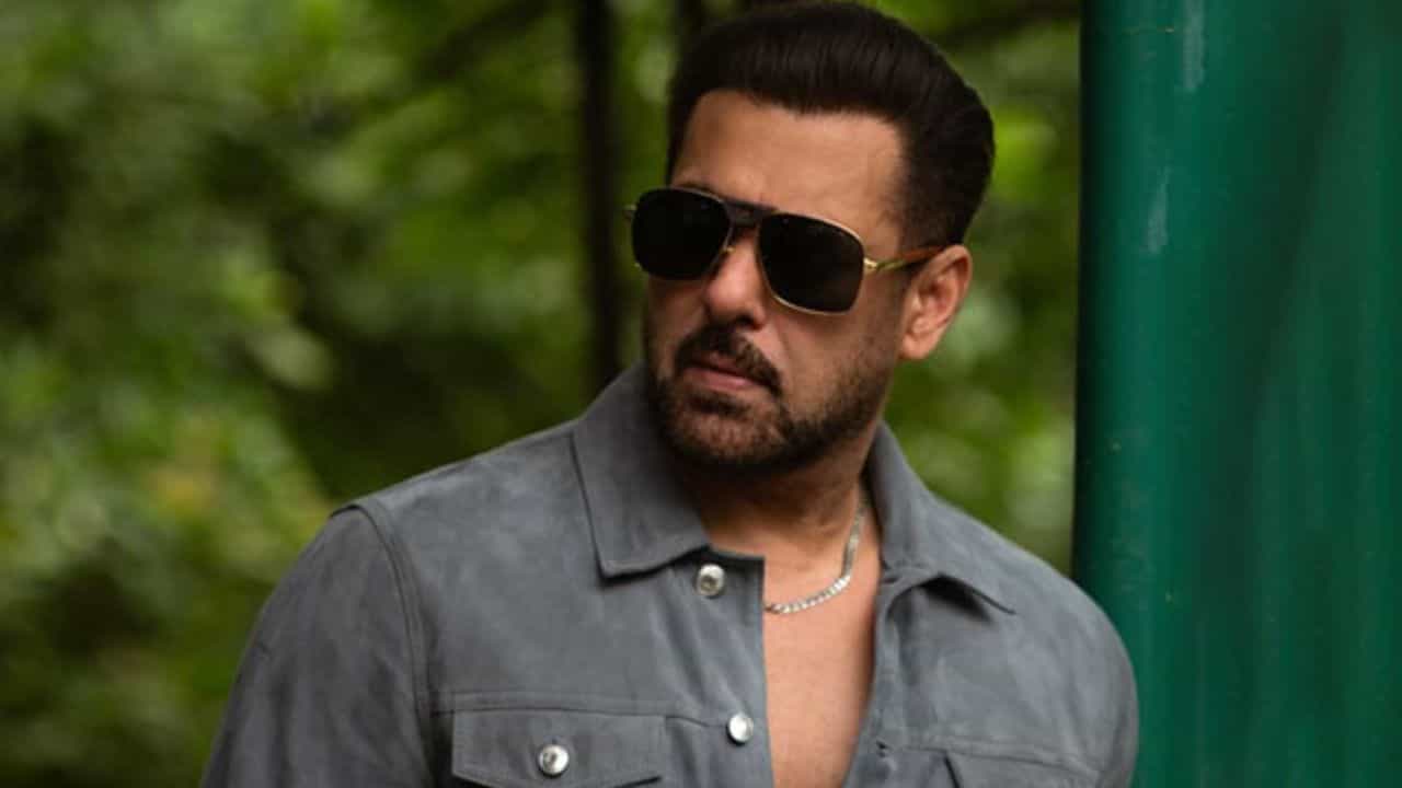 Salman Khan's Car: সলমনের গাড়ির চাকার তলায় খুদে ভক্তর পা! ভিড়ের মধ্যে কী ঘটালেন ভাইজান? Salman Khan's Car: সলমনের গাড়ির চাকার তলায় খুদে ভক্তর পা! ভিড়ের মধ্যে কী ঘটালেন ভাইজান?