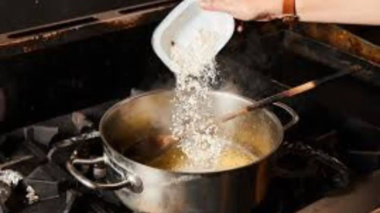 How To Fix Salty Food: খাবারে ভুল করে বেশি নুন দিয়ে ফেলেছেন? এটা করলে কেউ টেরই পাবে না, বাড়বে স্বাদও