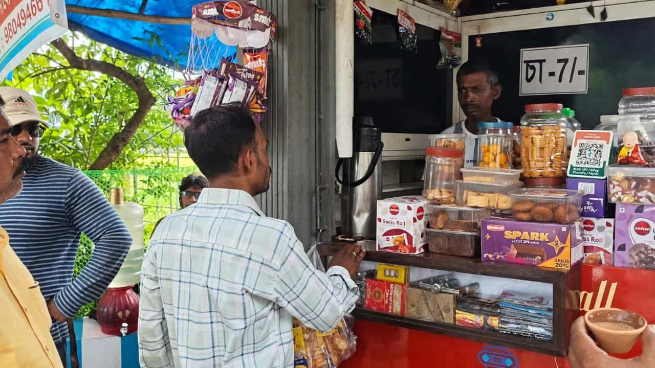Chinsurah: 'এইসব ছাউনি সরিয়ে ফেলবেন', আজকের মধ্যেই তুলে দিতে হবে ফুটপাথের দোকান, জানিয়ে দিয়ে গেল PWD Chinsurah: 'এইসব ছাউনি সরিয়ে ফেলবেন', আজকের মধ্যেই তুলে দিতে হবে ফুটপাথের দোকান, জানিয়ে দিয়ে গেল PWD
