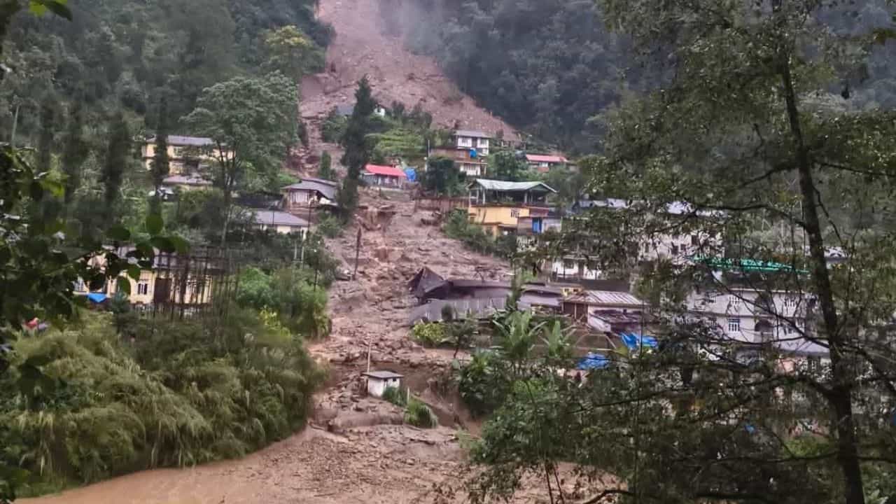 Sikkim Landslide: রিম্বিতে ধস, নেমে আসছে কাদার স্রোত! পরিস্থিতি খারাপ, বলছেন মুখ্যমন্ত্রী Sikkim Landslide: রিম্বিতে ধস, নেমে আসছে কাদার স্রোত! পরিস্থিতি খারাপ, বলছেন মুখ্যমন্ত্রী