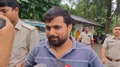 পুুলিশের হাতে হাত TMC নেতার, মুখে হাসি, প্রশ্ন করতেই বললেন 'নো কমেন্ট'