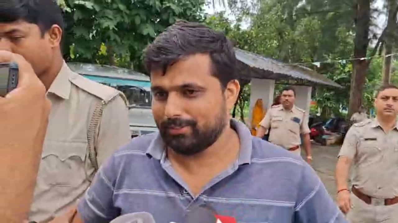 Nandigram: পুুলিশের হাতে হাত তৃণমূল নেতার, মুখে তখনও হাসি, প্রশ্ন করতেই বললেন 'নো কমেন্ট'! Nandigram: পুুলিশের হাতে হাত তৃণমূল নেতার, মুখে তখনও হাসি, প্রশ্ন করতেই বললেন 'নো কমেন্ট'!