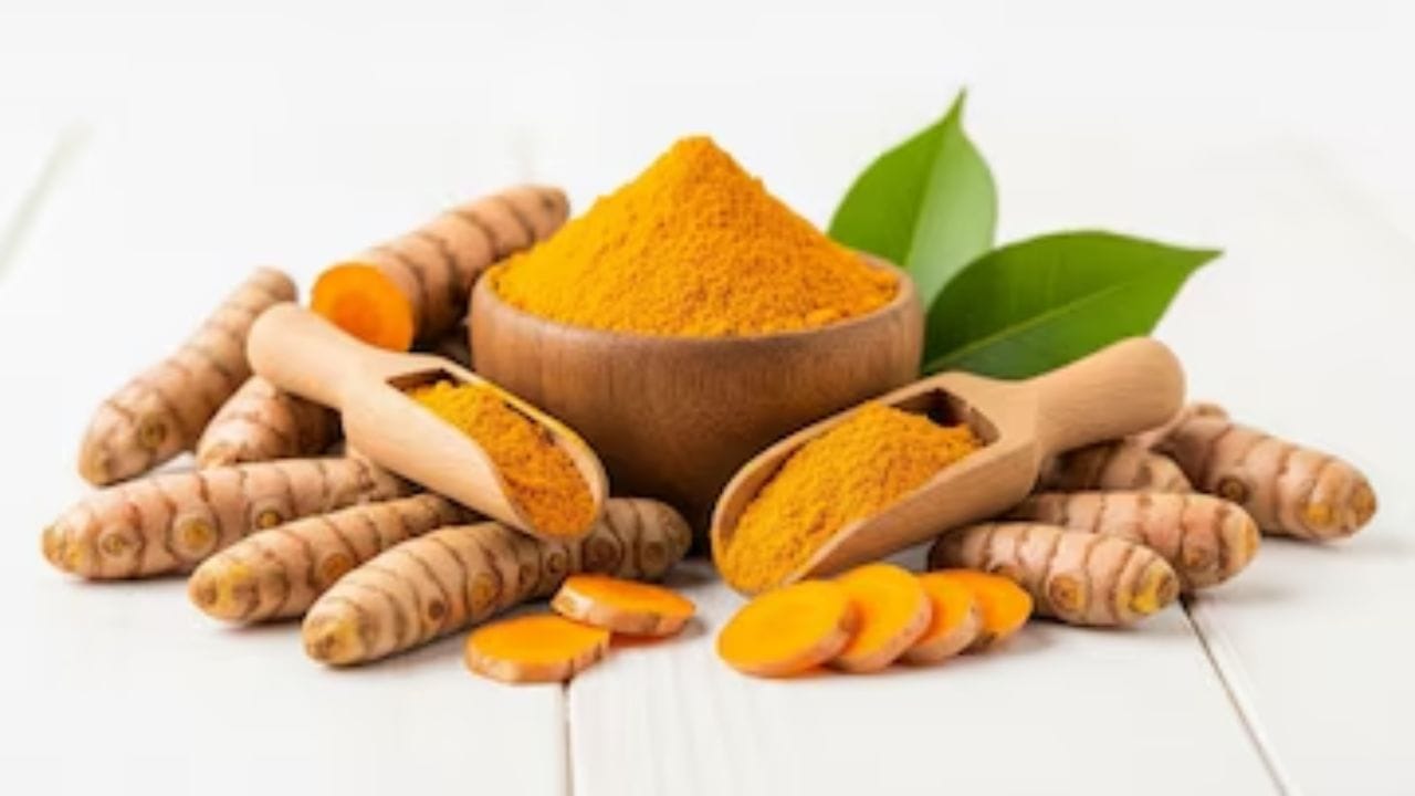 সামান্য কাঁচা হলুদ বাটা বা হলুদ গুঁড়োর সাথে মধু মিশিয়ে ক্ষতের মুখে লাগিয়ে রাখুন। হলুদের অ্যান্টিসেপটিক এবং মধুর অ্যান্টিমাইক্রোবিয়াল গুণ মাড়ির ক্ষত দ্রুত শুকাতে সাহায্য করে।