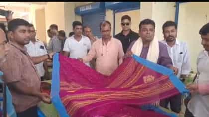 এবার মুখে চওড়া হাসি বাংলার তাঁত শিল্পীদের! পুজোর আগেই বড় সুযোগ
