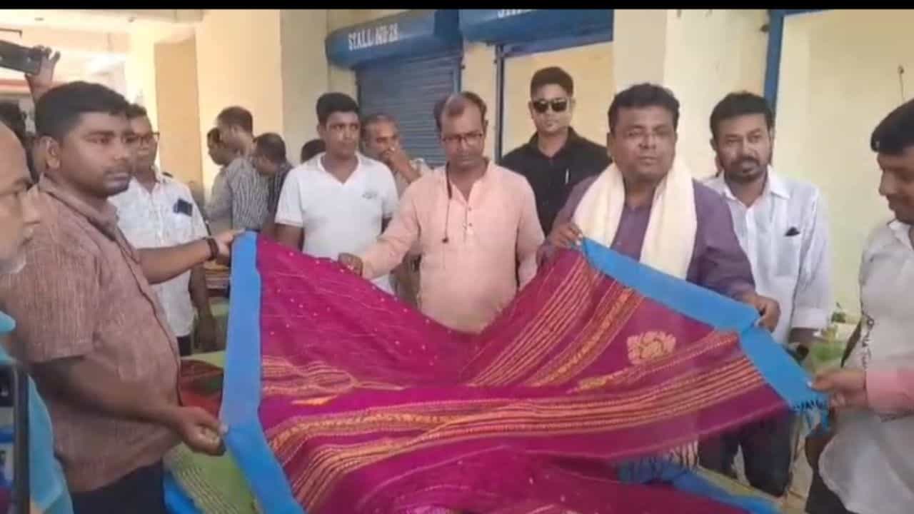 Tantuja: এবার মুখে চওড়া হাসি বাংলার তাঁত শিল্পীদের! পুজোর আগেই বড় সুযোগের হাতছানি Tantuja: এবার মুখে চওড়া হাসি বাংলার তাঁত শিল্পীদের! পুজোর আগেই বড় সুযোগের হাতছানি