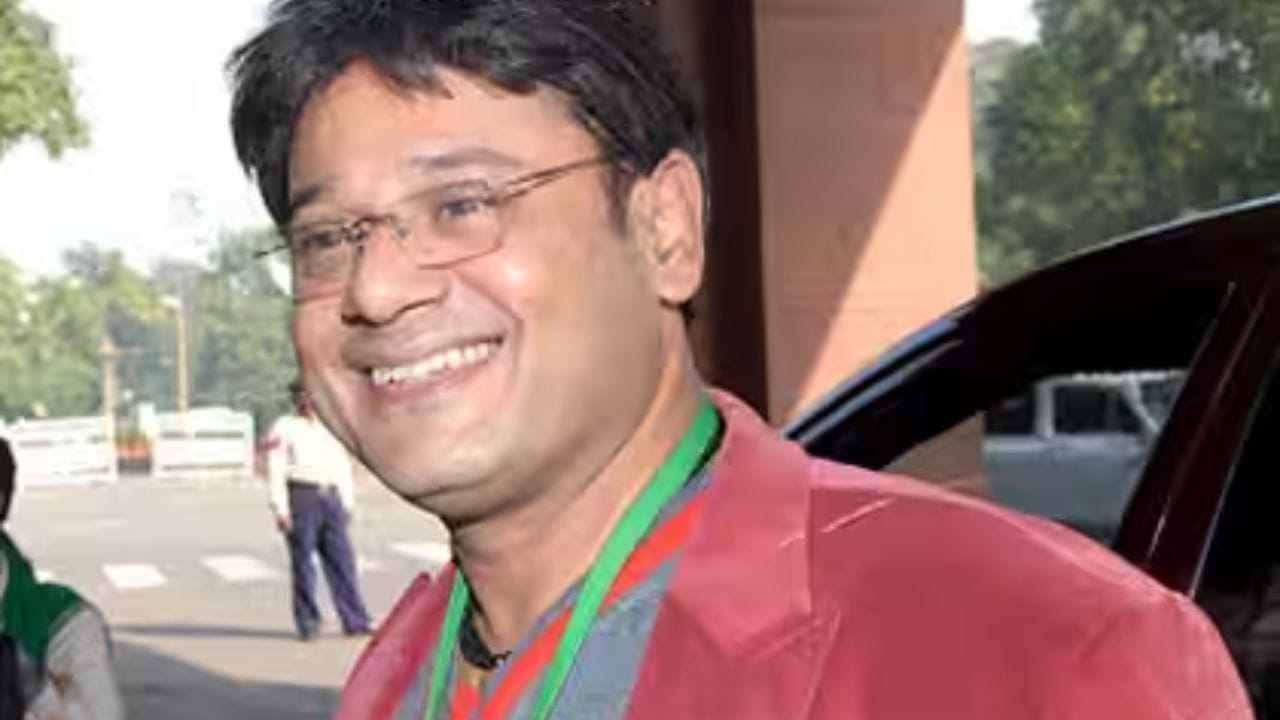 ১৯৫৮ সালের ২৯ সেপ্টেম্বর চন্দননগরে জন্মগ্রহণ করেন তাপস পাল। তিনি বর্ধমান বিশ্ববিদ্যালয় থেকে বায়ো-মেডিক্যাল সায়েন্সে স্নাতক ডিগ্রি লাভ করেন।