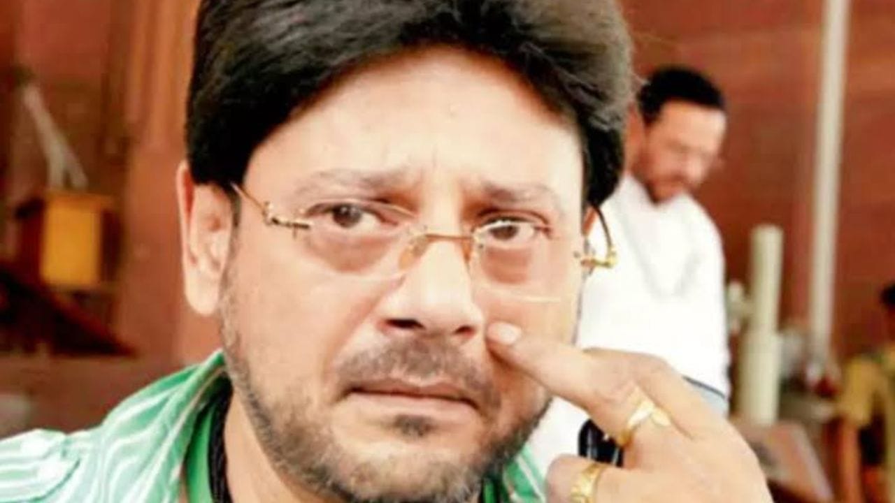 ১৯৮০ সালে প্রখ্যাত পরিচালক তরুণ মজুমদারের কালজয়ী চলচ্চিত্র 'দাদার কীর্তি'-র মাধ্যমে রূপালী পর্দায় তাঁর আত্মপ্রকাশ ঘটে। ট্রেনে যাতায়াতের সময় সহকারী পরিচালক শ্রীনিবাস চক্রবর্তীর নজরে পড়াটাই তাঁর অভিনয় জীবনের মোড় ঘুরিয়ে দিয়েছিল।