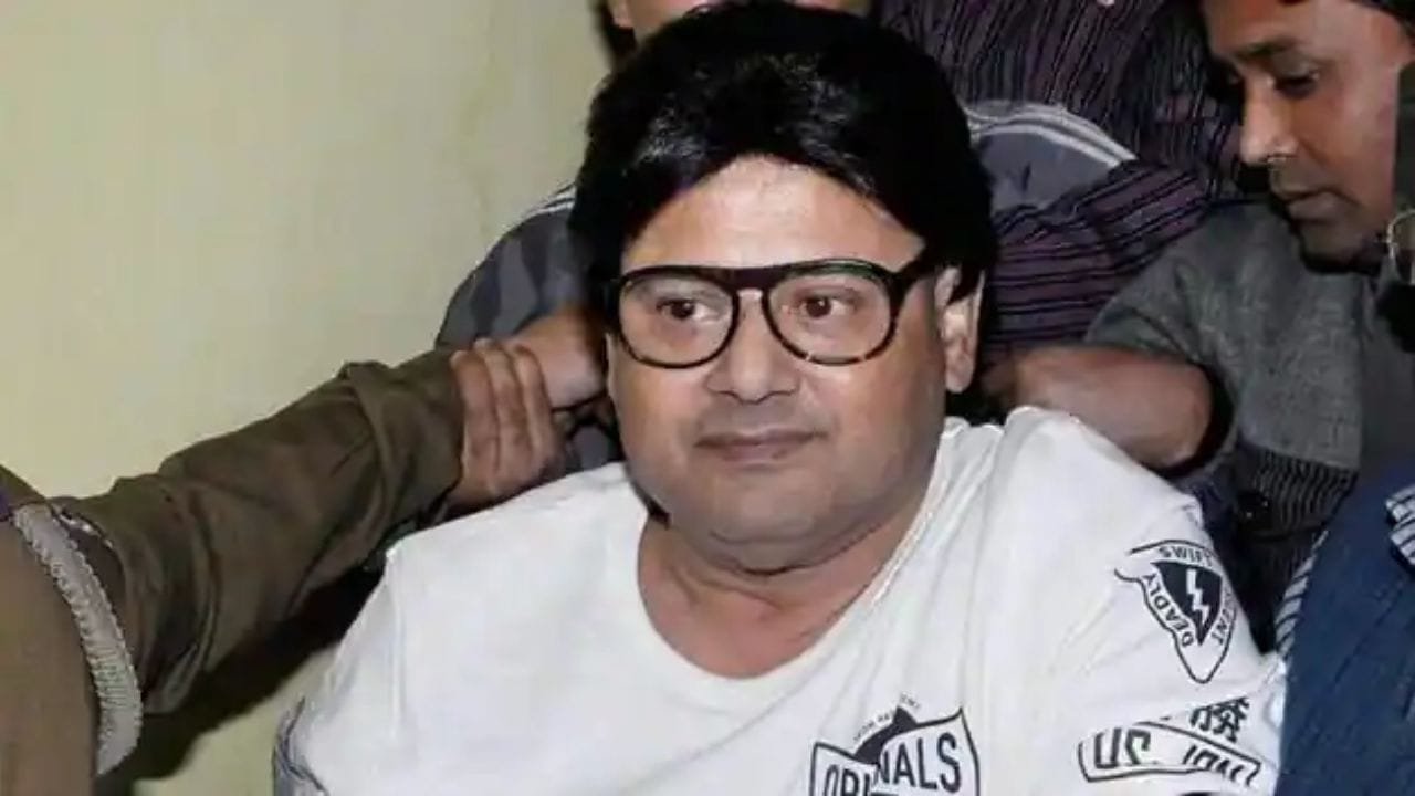 বিজয় বোস পরিচালিত 'সাহেব' ছবিটি ছিল তাপস পালের ক্যারিয়ারের অন্যতম মাইলফলক। ছবিটিতে তাঁর দুর্দান্ত অভিনয়ের স্বীকৃতিস্বরূপ ১৯৮১ সালে তিনি মর্যাদাপূর্ণ 'ফিল্মফেয়ার' অ্যাওয়ার্ড লাভ করেন।
