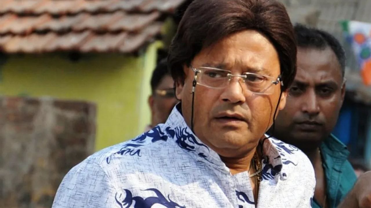 অভিনয় জীবনের সফল পর্বের পর তিনি সক্রিয় রাজনীতিতে যোগ দেন এবং তৃণমূল কংগ্রেসের টিকিটে ২০০১ থেকে ২০০৯ পর্যন্ত আলিপুর বিধানসভার বিধায়ক হিসেবে দায়িত্ব পালন করেন। পরবর্তীতে ২০০৯ থেকে ২০১৮ সাল পর্যন্ত তিনি কৃষ্ণনগর লোকসভা কেন্দ্রের সাংসদ হিসেবে নির্বাচিত হন।