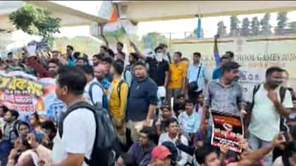 পেটের দায়ে ফের রাজপথে শিক্ষকরা!