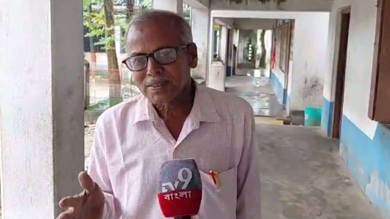 Teachers Day: বেতন শুধু ১ টাকা! তাঁর বেতনেই মাইনে ২ শিক্ষকের, অবসরের পরও স্কুলই জীবন গঙ্গাধর পালের