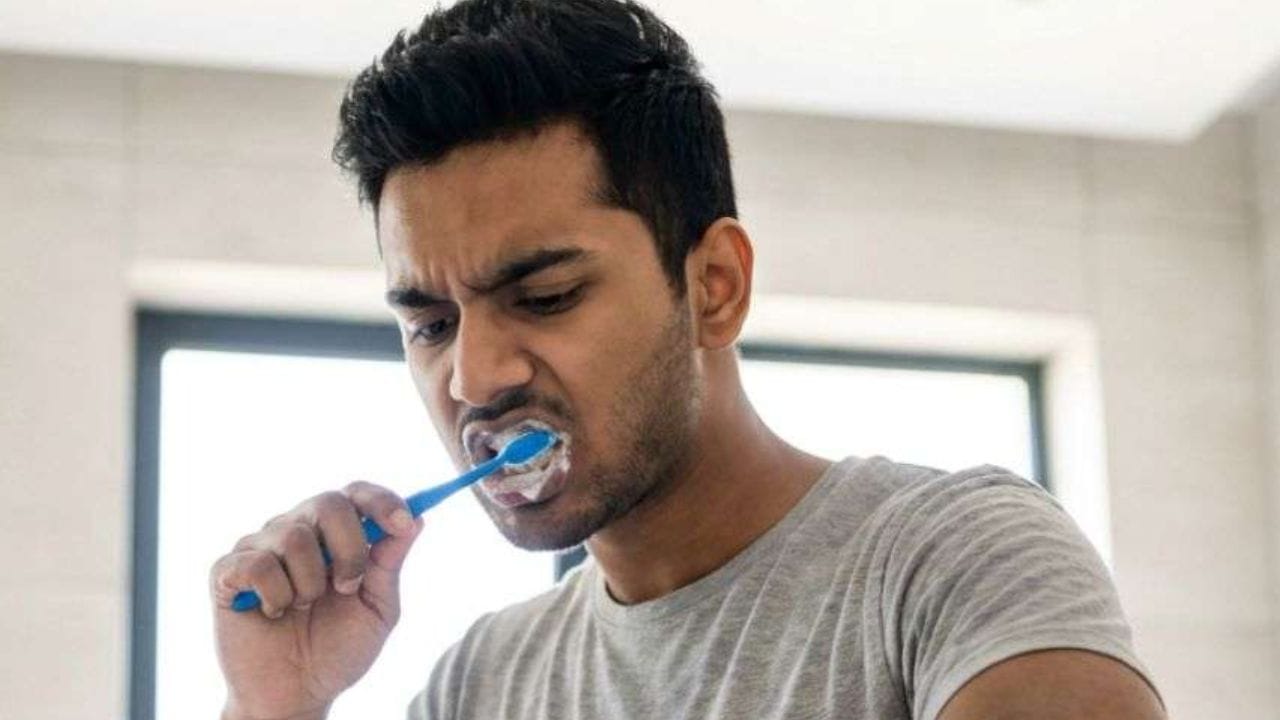 মাড়ির চামড়া উঠে যাওয়া বা ক্ষত তৈরি হলে খাওয়ার সময় জ্বালাযন্ত্রণা বহুগুণ বেড়ে যায়। চিকিৎসকের কাছে যাওয়ার আগে বাড়িতে বসেই এই ব্যথা কমানোর ৮টি কার্যকারী উপায়।