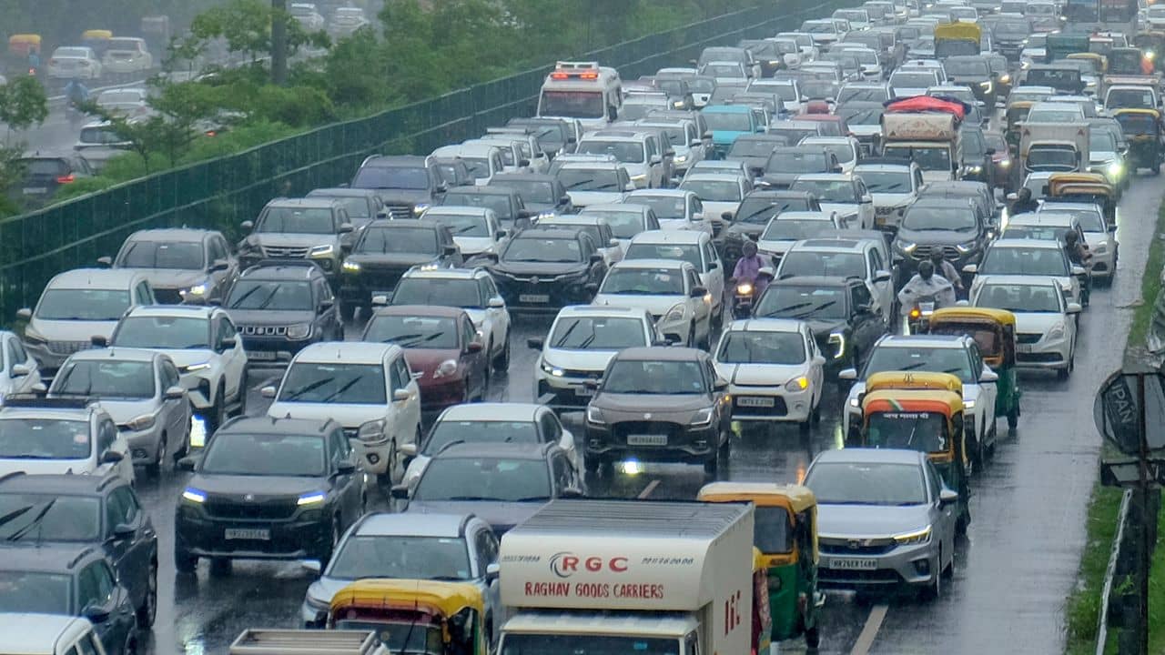 Traffic Rules Change: বারবার সিগন্যাল ভাঙলে আর ফাইন নয়, বাতিল হয়ে যাবে লাইসেন্সও! নয়া নিয়ম আনছে কেন্দ্র