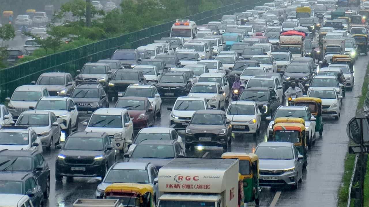 Traffic Rules Change: বারবার সিগন্যাল ভাঙলে আর ফাইন নয়, বাতিল হয়ে যাবে লাইসেন্সও! নয়া নিয়ম আনছে কেন্দ্র Traffic Rules Change: বারবার সিগন্যাল ভাঙলে আর ফাইন নয়, বাতিল হয়ে যাবে লাইসেন্সও! নয়া নিয়ম আনছে কেন্দ্র