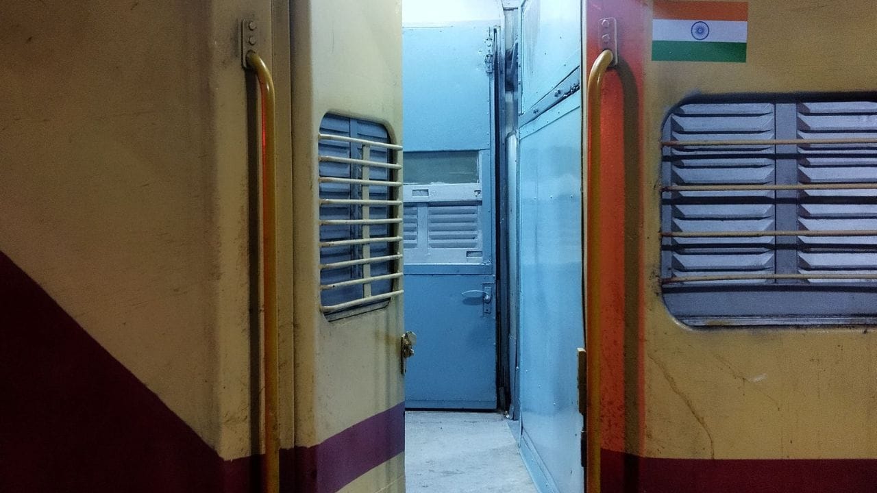 ভারতীয় রেলের প্রতিটি দূরপাল্লার ট্রেনের প্রত্যেক কামরার দুই প্রান্তে থাকে শৌচাগার। এছাড়া স্টেশনেও শৌচাগার থাকে। 