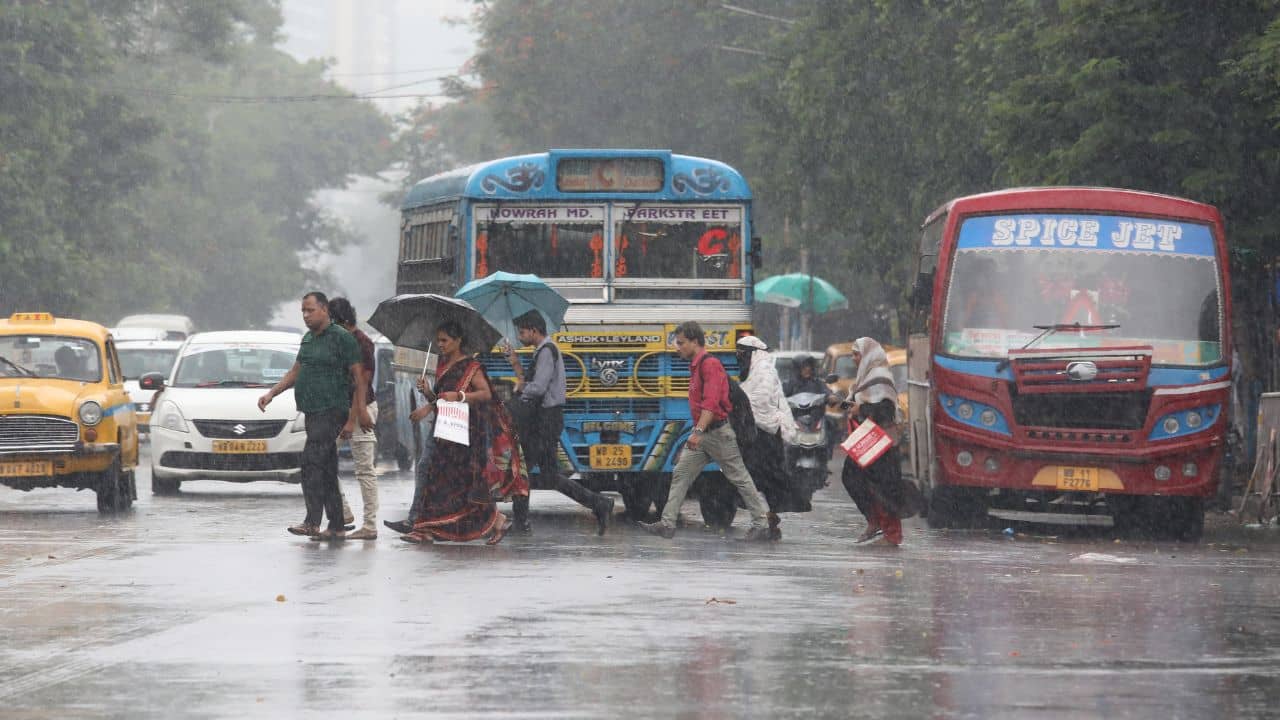 West bengal Weather News: রাতেই স্থলভাগে ঢুকেছে, ঝোড়ো হাওয়া বৃষ্টিতে আজ টালমাটাল ৬ জেলা, পরিস্থিতি স্বাভাবিক কবে হবে জানাল হাওয়া অফিস
