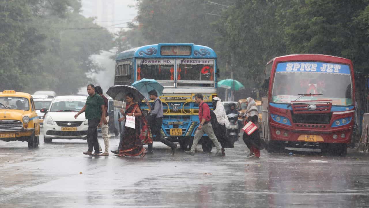 West bengal Weather News: রাতেই স্থলভাগে ঢুকেছে, ঝোড়ো হাওয়া বৃষ্টিতে আজ টালমাটাল ৬ জেলা, পরিস্থিতি স্বাভাবিক কবে হবে জানাল হাওয়া অফিস West bengal Weather News: রাতেই স্থলভাগে ঢুকেছে, ঝোড়ো হাওয়া বৃষ্টিতে আজ টালমাটাল ৬ জেলা, পরিস্থিতি স্বাভাবিক কবে হবে জানাল হাওয়া অফিস