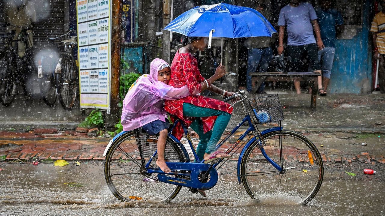 Weather Video: মুষলধারে বৃষ্টি শুরু, কী বলছে হাওয়া অফিস?