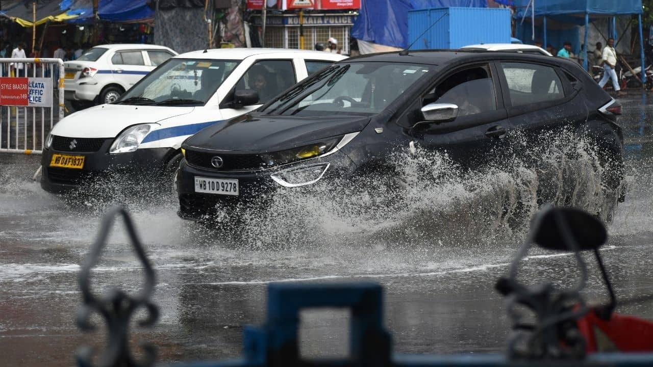 Weather News Bengal: ৪৮ ঘণ্টা ধরে ঠায় দক্ষিণবঙ্গের মাথায় দাঁড়িয়ে নিম্নচাপ, নেই নড়চড়, প্রবল বৃষ্টির সতর্কতা জারি এই ৪ জেলায়