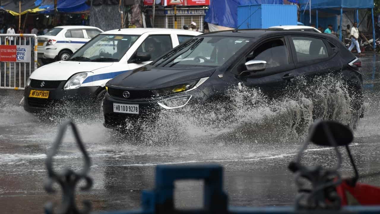 Weather News Bengal: ৪৮ ঘণ্টা ধরে ঠায় দক্ষিণবঙ্গের মাথায় দাঁড়িয়ে নিম্নচাপ, নেই নড়চড়, প্রবল বৃষ্টির সতর্কতা জারি এই ৪ জেলায় Weather News Bengal: ৪৮ ঘণ্টা ধরে ঠায় দক্ষিণবঙ্গের মাথায় দাঁড়িয়ে নিম্নচাপ, নেই নড়চড়, প্রবল বৃষ্টির সতর্কতা জারি এই ৪ জেলায়