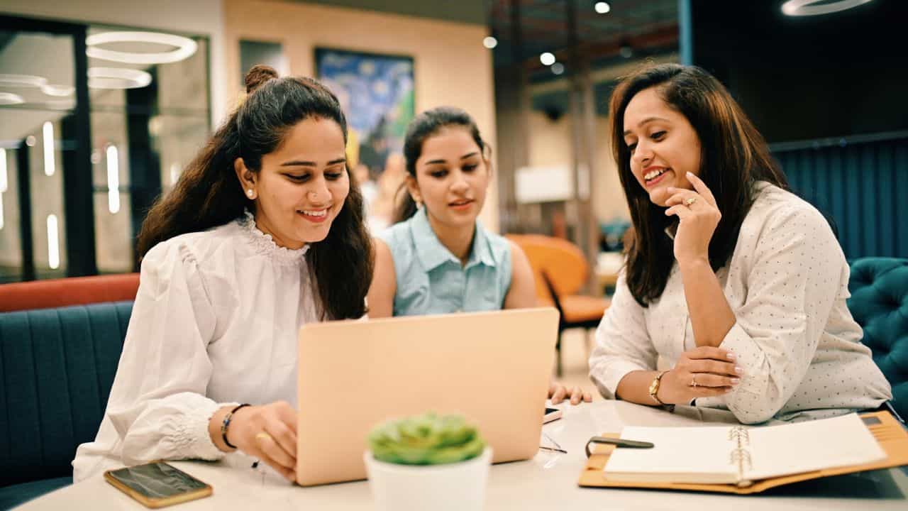 Women Career: কেরিয়ারে দ্বিতীয় ইনিংস, কর্মবিরতি নেওয়া মহিলাদের কাজে ফেরাতে নয়া রোডম্যাপ, দ্বিতীয় স্থানে পশ্চিমবঙ্গ Women Career: কেরিয়ারে দ্বিতীয় ইনিংস, কর্মবিরতি নেওয়া মহিলাদের কাজে ফেরাতে নয়া রোডম্যাপ, দ্বিতীয় স্থানে পশ্চিমবঙ্গ