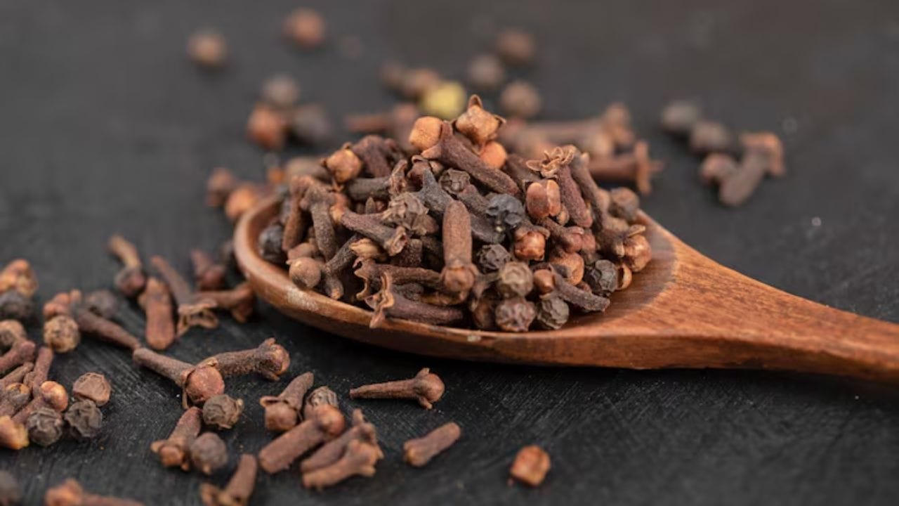 লবঙ্গে থাকা ইউজেনল (Eugenol) উপাদানটি প্রাকৃতিক অ্যানাস্থেটিক হিসেবে কাজ করে। একটি লবঙ্গ ক্ষতের জায়গায় চেপে রাখুন অথবা তুলোয় এক ফোঁটা লবঙ্গ তেল লাগিয়ে মাড়িতে দিলে ব্যথা মুহূর্তে অবশ হয়ে আসে।