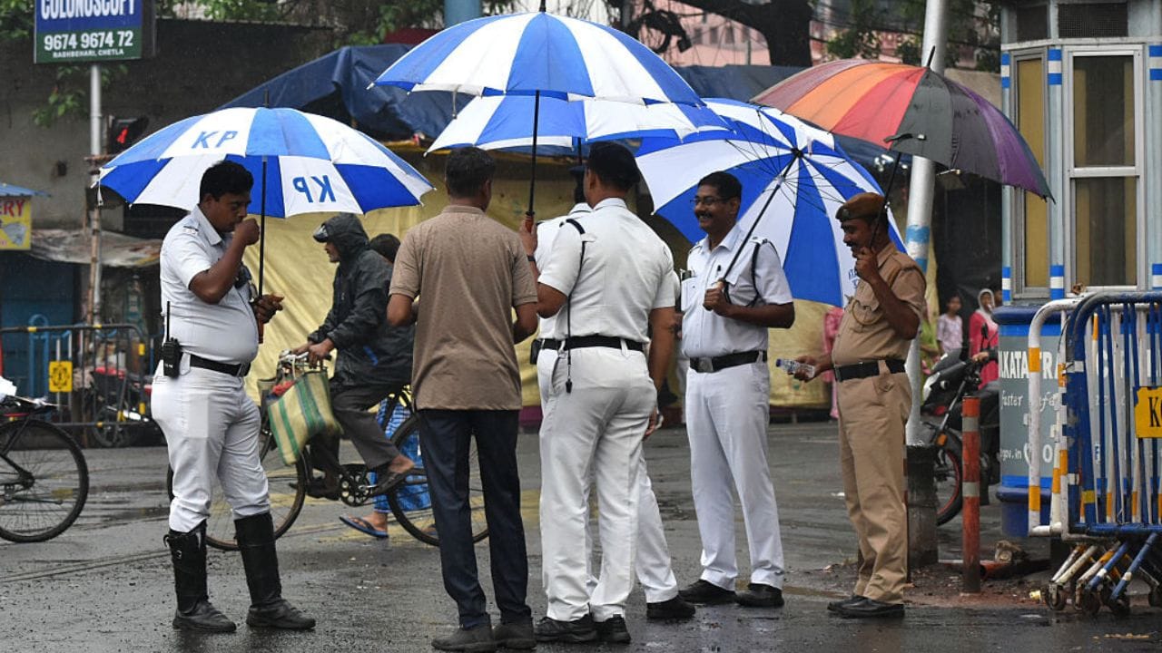 কলকাতা পুলিশের সাদা ইউনিফর্মের সঙ্গে জড়িয়ে ব্রিটিশ ইতিহাসও। সেই সময় কলকাতার গরম আবহাওয়ার কথা মাথায় রেখে হালকা রংয়ের পোশাক ব্যবহার করা হত। ধীরে ধীরে এই সাদা পোশাক কলকাতা পুলিশের পরিচয় হয়ে যায় ও সেই ঐতিহ্য এখনও চলছে। (Credit - Getty Images) 